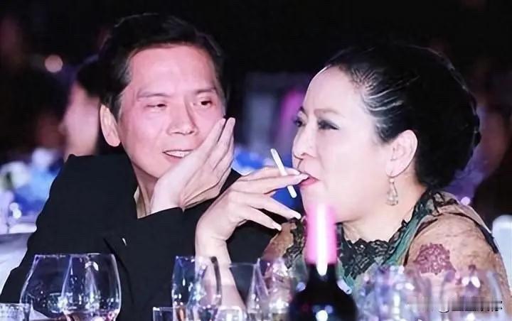 对比向华强与向太，论顶层格局，向华强更胜一筹，如同刘备强于诸葛亮。向太干练全能，