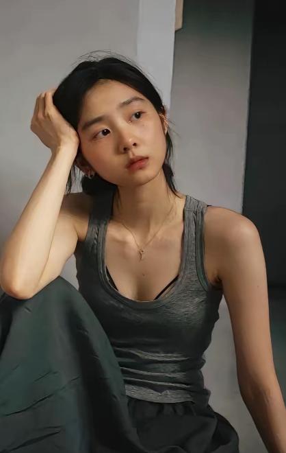当把黄多多在社交平台上发布的一组"辣妹照"，跟黄磊之前在各种节目中对女儿那种"捧