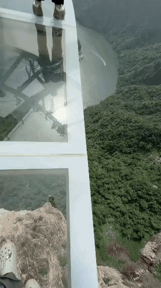 小哥哥：是风大，我没有脚抖。