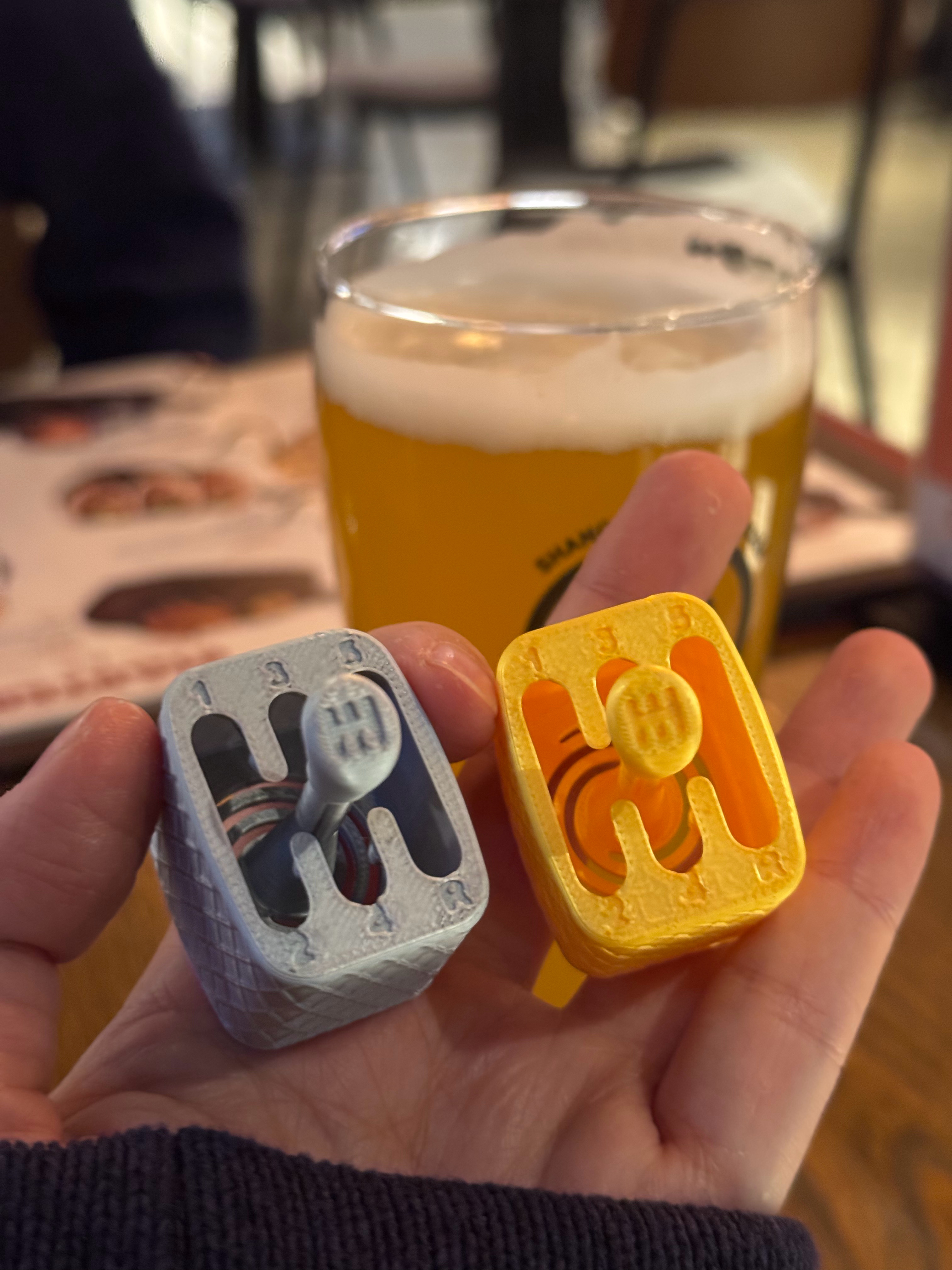 来自的可爱小礼物别人老了盘核桃我们老了盘档杆多好啊！不容易老年痴呆！佑酱和她的小