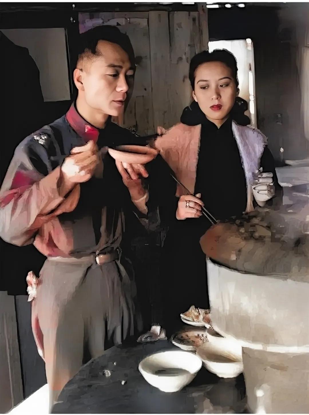 1948年，解放前的北平，一个国军军官带着自己的太太，在烤肉馆吃烤肉时，留下的一
