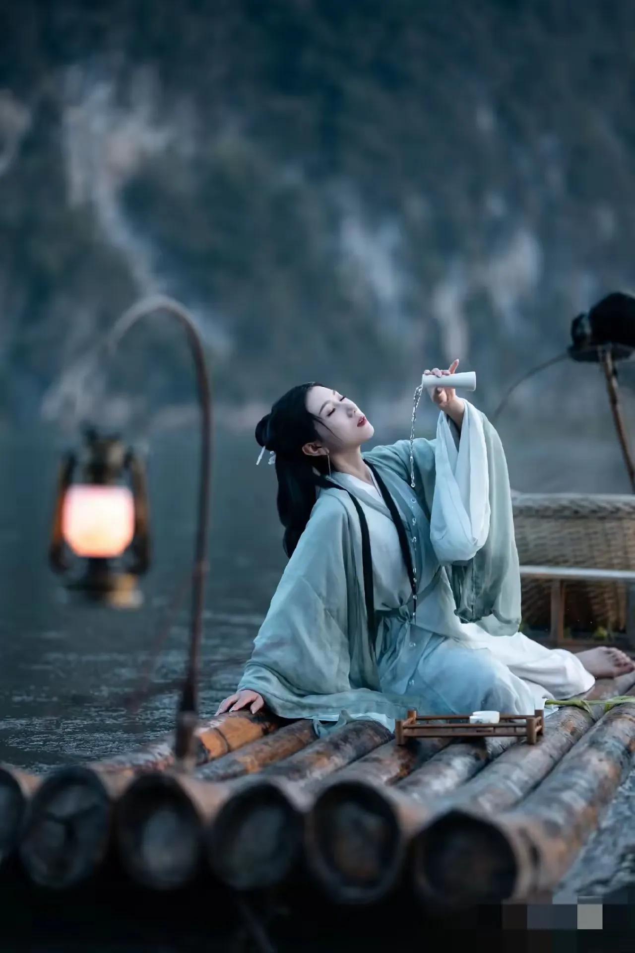 你以清风下酒，
她凭滚水烹茶。
横批：《下酒与烹茶》