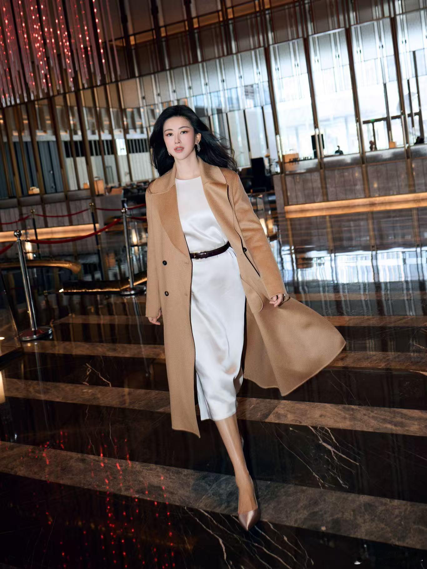 朱珠依然单身座谈会1月27日，朱珠现身其主演的新剧《依然单身》在南京举办的观众座