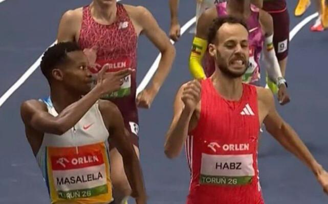 海外新鲜事 博茨瓦纳选手切佩索·马萨莱拉因在比赛中朝法国选手阿泽丁·哈布兹做出模