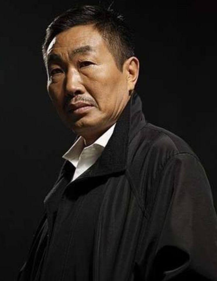 演员，杜源，上电影学院，看上了一个女同学，杨青，表白了，被拒绝，毕业之后三十多年