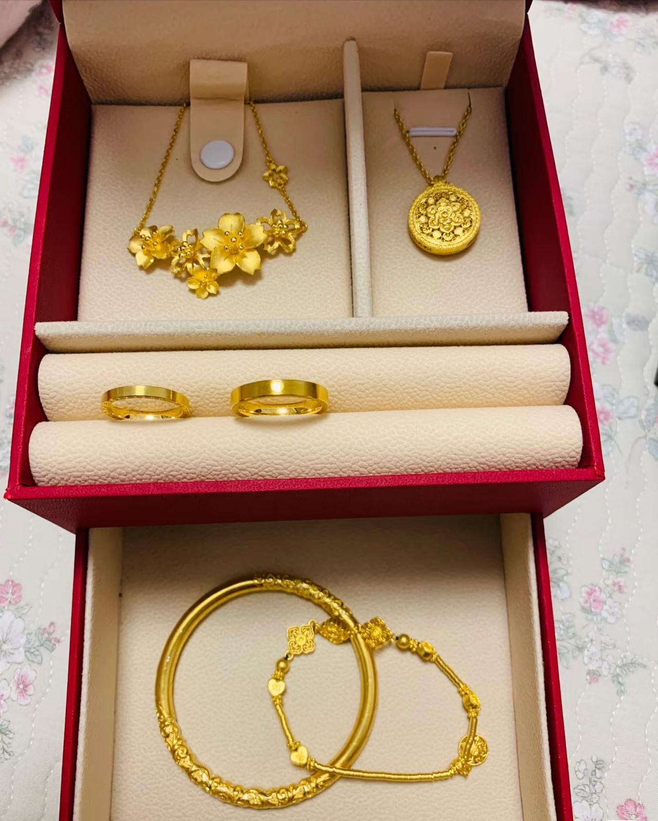 金店真的要哭了！
金价疯涨，备婚年轻人彻底清醒了！
现在备婚的小年轻们都在纠结：