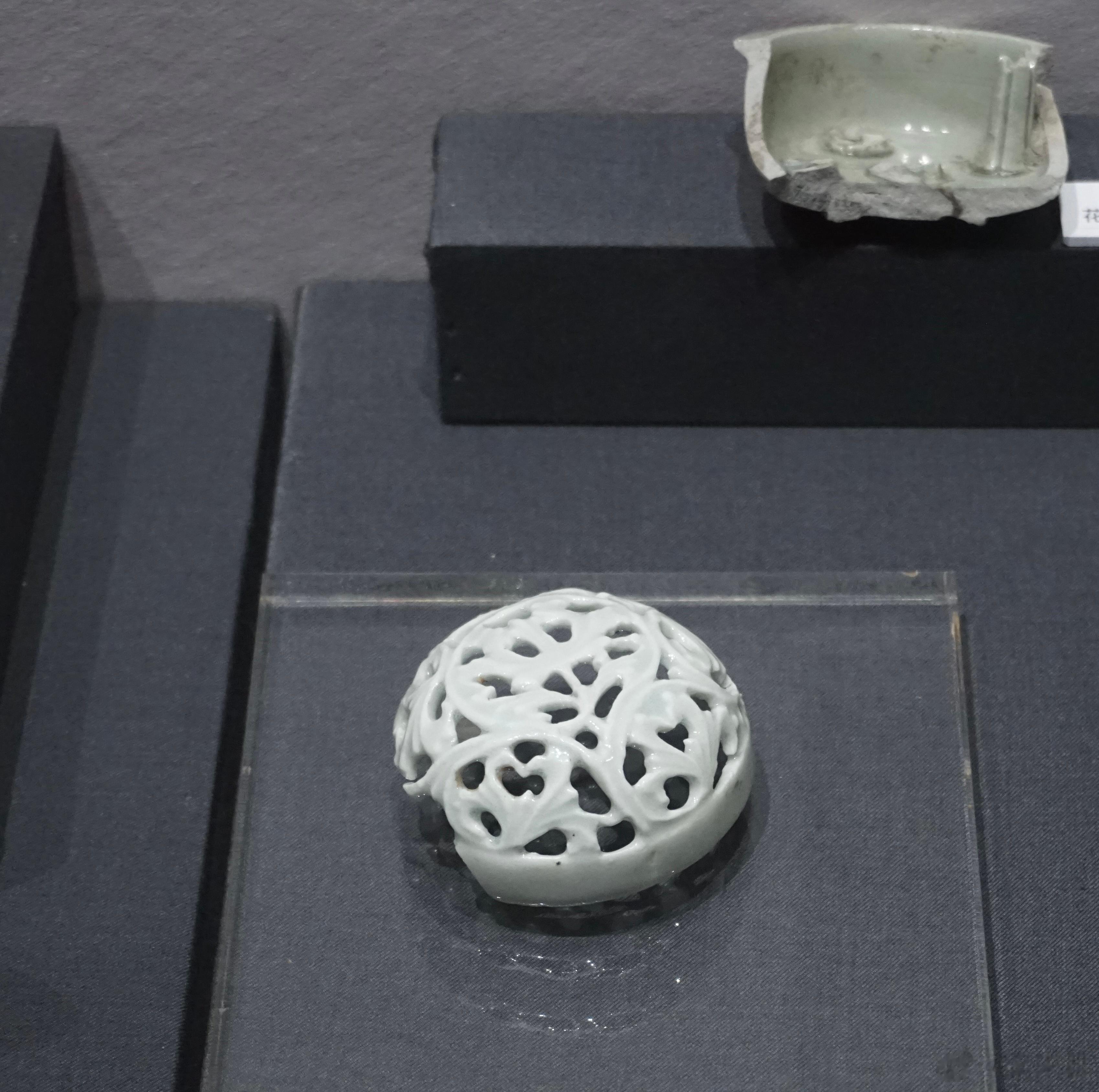 杭州上城区南宋临安定民坊出土青白瓷炉盖（图一）完整使用情况如图二三（分别出土于长