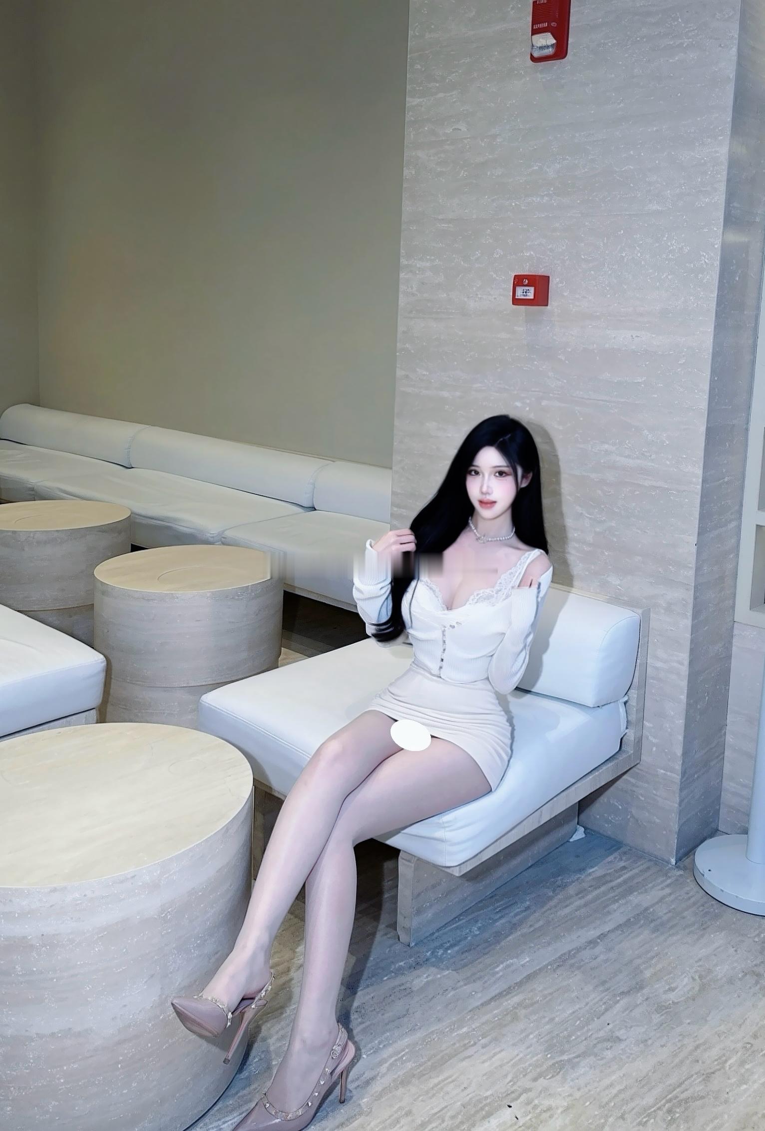 想从你的窗子里看月亮 祝大家中秋快乐～  ​​​