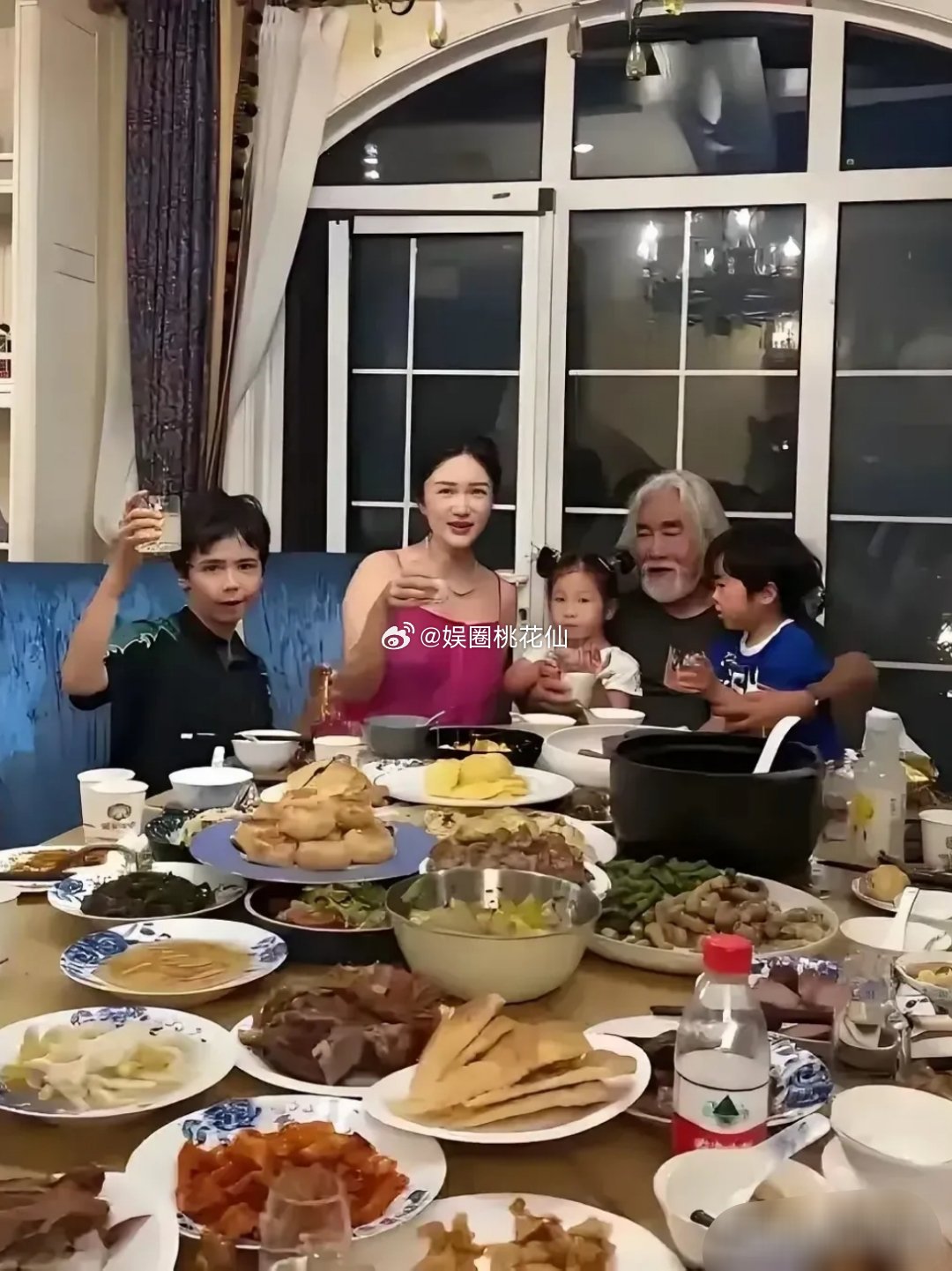 有钱人家就这么任性吗？张纪中一家五口居然要吃20、30道菜？！这一大桌子菜，什么
