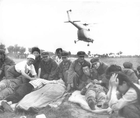 1976年，唐山大地震中，一座监狱倒塌，200多名囚犯跑出来，但他们没有选择逃跑