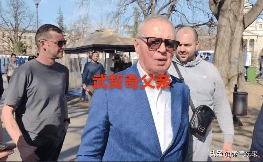 安杰尔科·武契奇作为塞尔维亚总统亚历山大·武契奇的父亲为自己的儿子骄傲！

作为