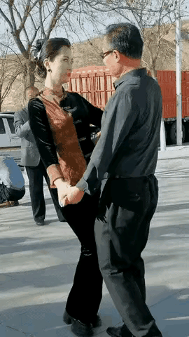 这两个不正经的玩意儿，大庭广众之下，一点也不避讳人儿了！