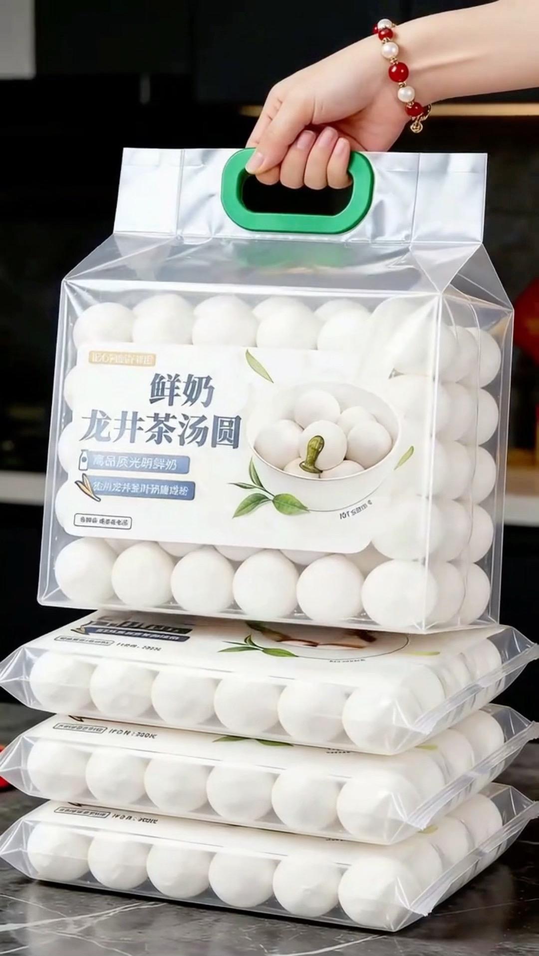 光明鲜奶龙井茶汤圆，真的太让人惊喜了！ 龙井茶的清新茶香与光明鲜奶的绵...