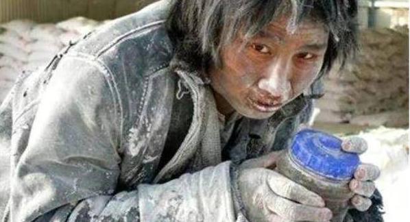 2011年，大学生崔松旺伪装成流浪汉，浑身散发恶臭，牙齿布满污垢，每天在垃圾桶旁