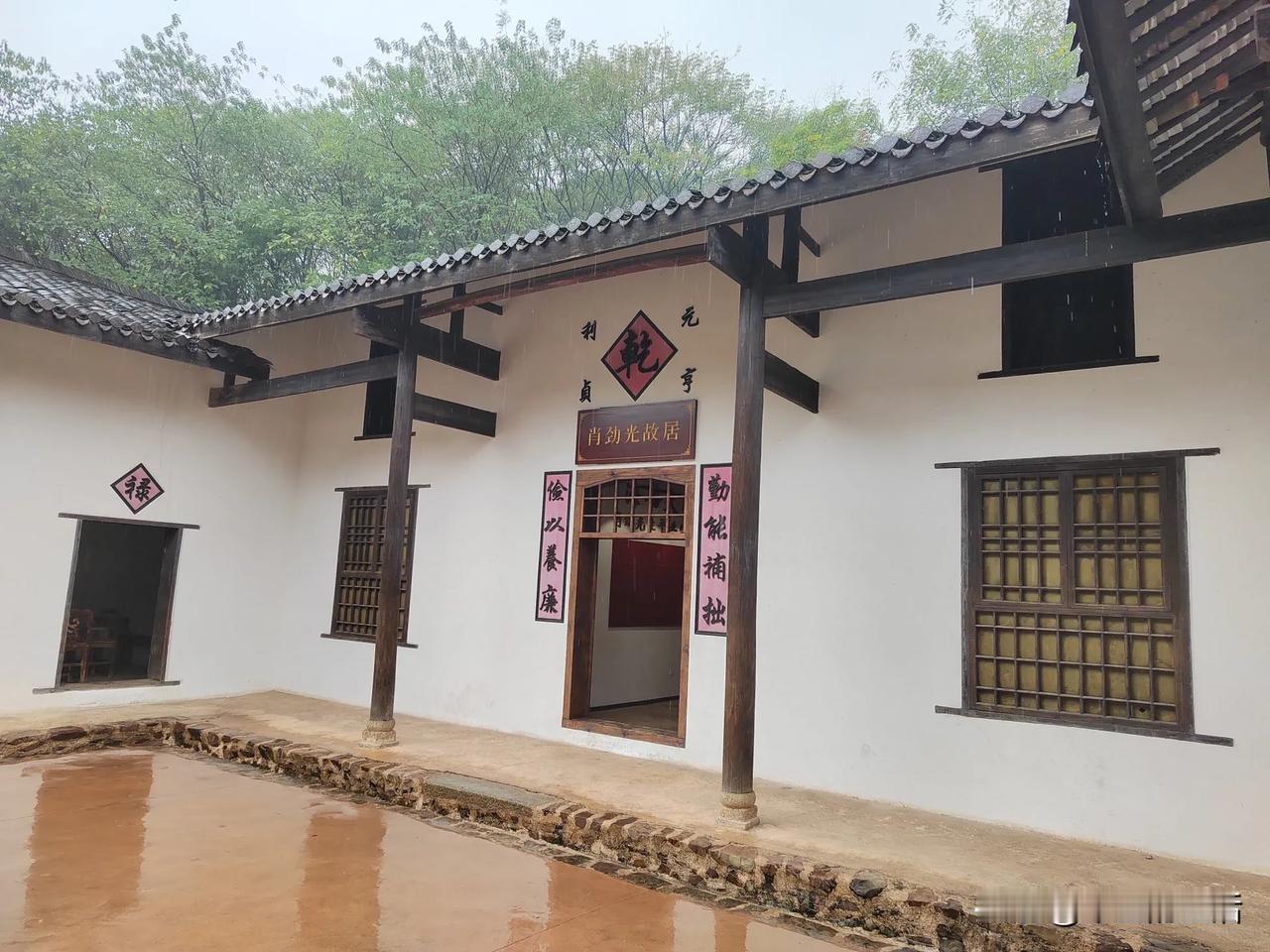 在阴雨连绵的初冬，来到了岳麓山下的赵洲港，在一片绿树掩映中，一座山村小屋座落其中