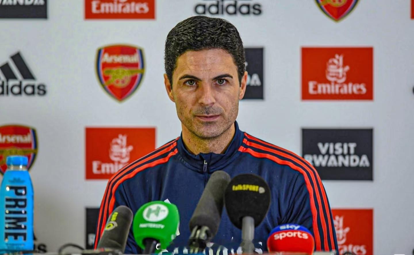 🎙️阿尔特塔谈他在阿森纳的未来：🗣️ “我想我会和阿森纳续约四年。我们会在这