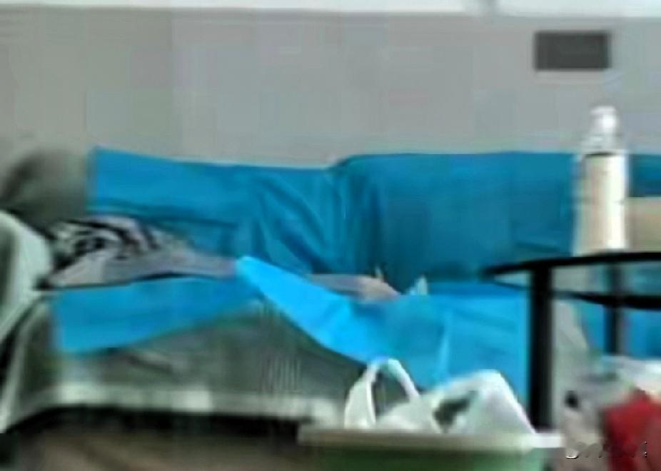 医院办公室的神秘摄像头？就这样被你征服，最后输的一塌糊涂。
 
监控画面里的刺眼