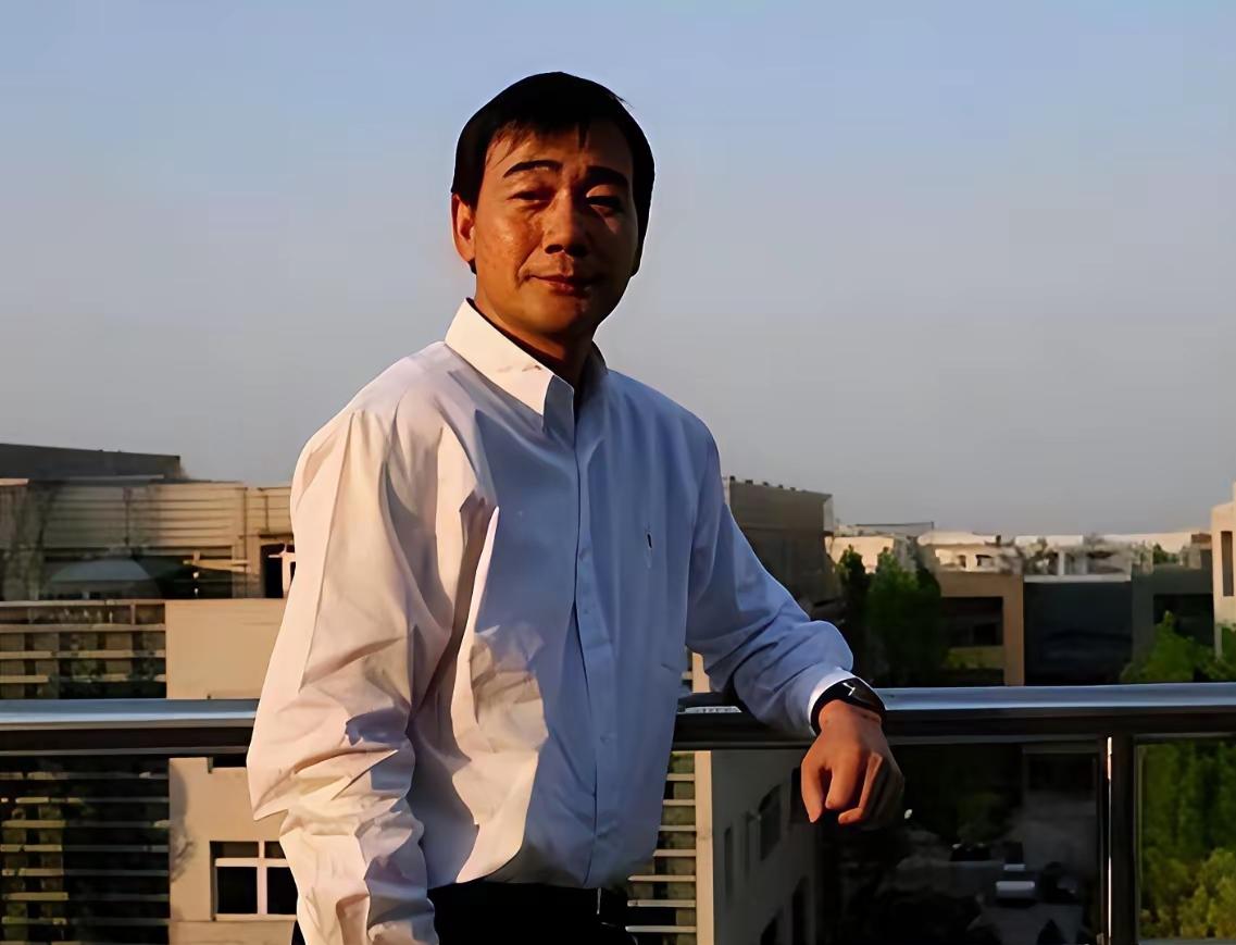 身价数十亿的陈义红，曾任李宁总经理。
迎娶小19岁演员苗圃，低调在美国诞下龙凤胎