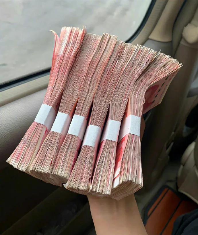 你们家谁管钱？谁有话语权？
老婆管钱的，一般女方比较强势，大事小事听老婆的，或者