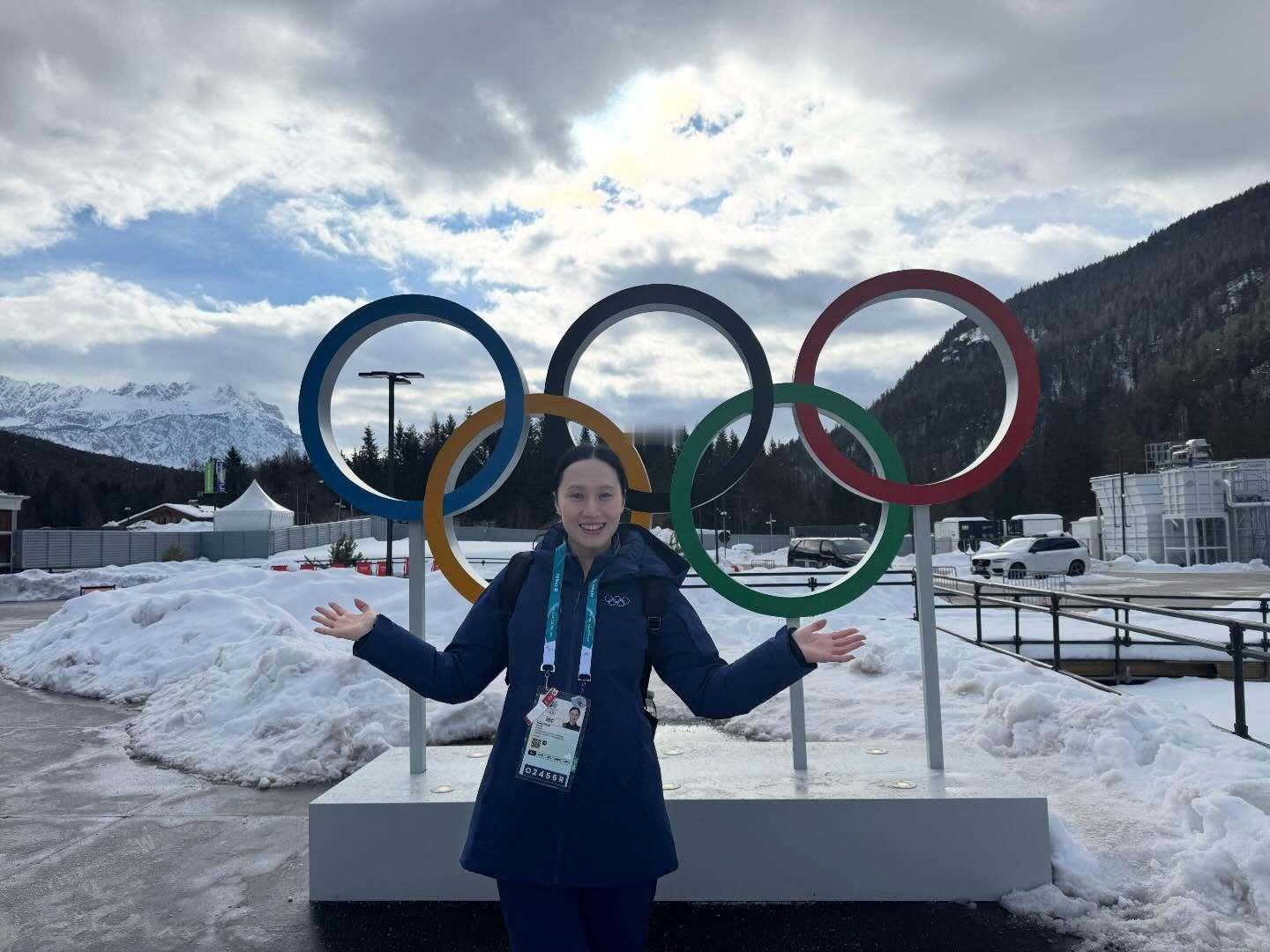 冬奥会 张虹作为国际奥委会运动员委员会委员，也出席了米兰冬奥会，她还为中国首金的