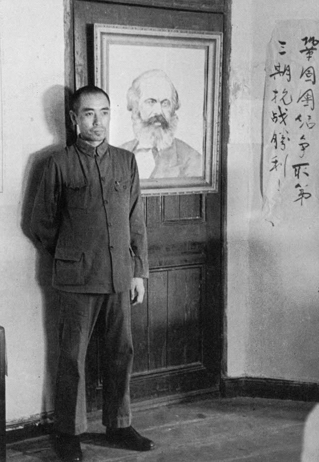 1938年8月，抗战时期，周总理于汉口长江局其办公室留下的珍贵历史影像！

清晰