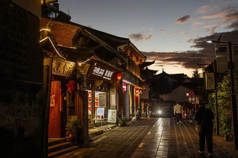 现在春联大多重视尾字平仄声，以区别上下联，忽略了对仗和相同字，能顾及的还是尽力对