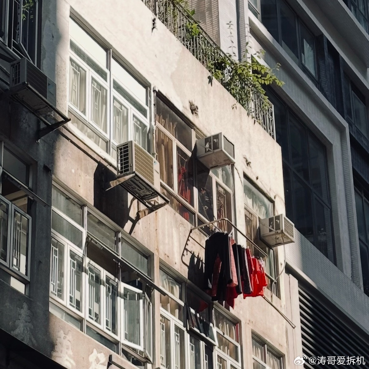 被郑州的空调外机墙震惊到了你们知道香港有些楼宇外墙挂的还是那种窗机吗？一半在窗户