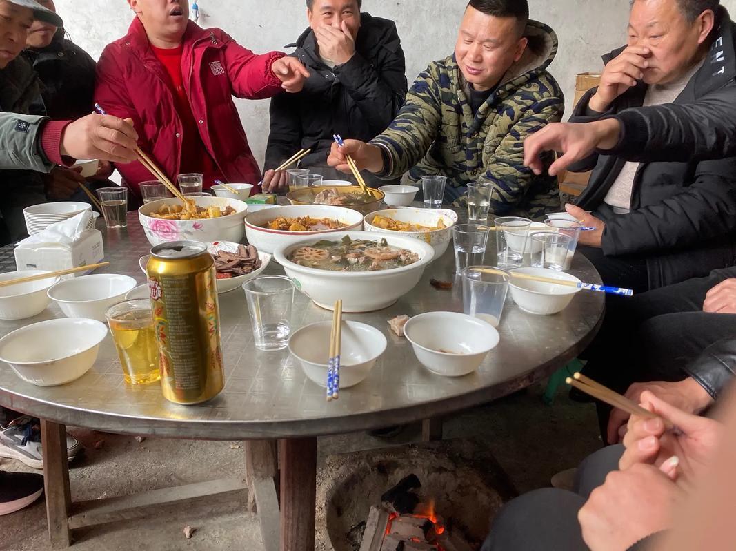 我爸是农村出来的，有些做事方式我真看不惯。
过年那天，我有事没去，我爸妈一起去我
