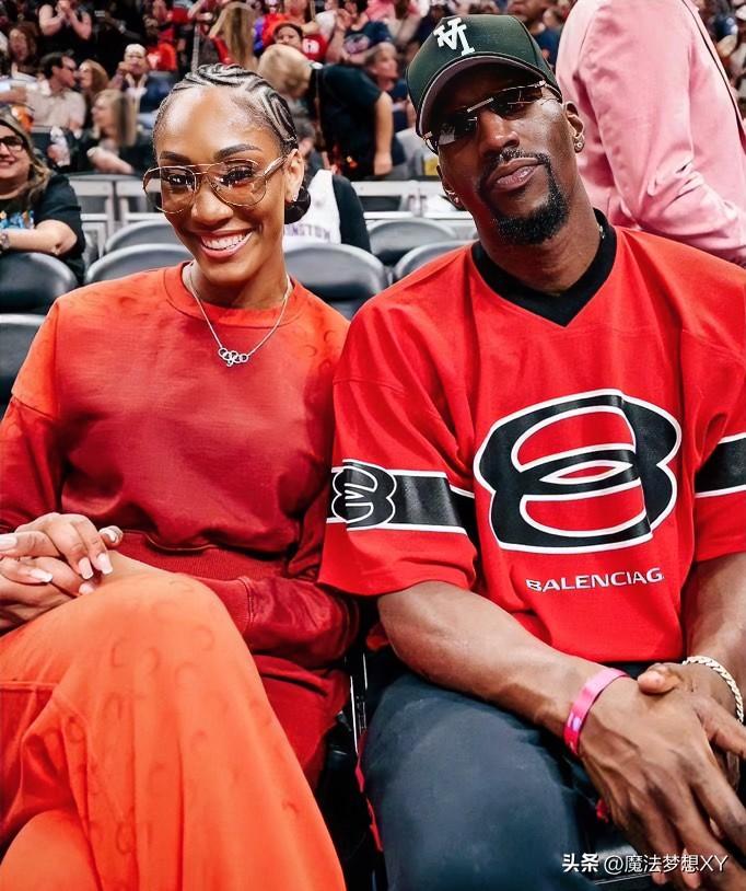 好奇查了下阿德巴约女友阿贾
不查不知道，
一查才发现，原来阿贾也保持着
WNBA