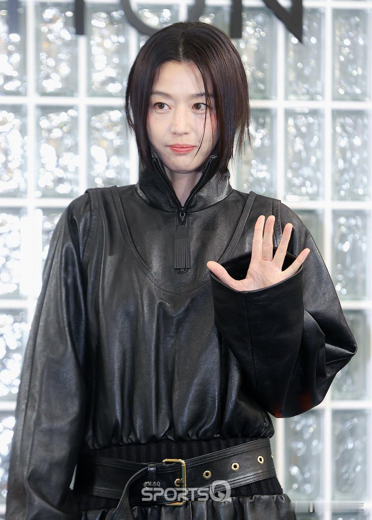 如今的全智贤，怎么脸上满是疲惫～～全姐姐这几年似乎是太累了，婚姻里应该也没有被滋