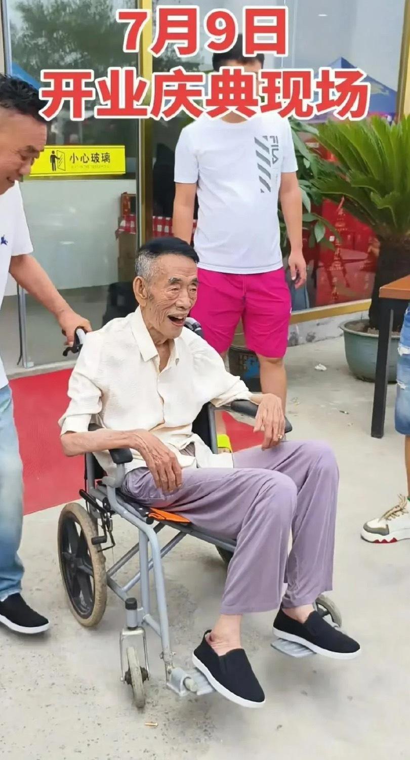 94岁的杨少华去世上午还去室外陪儿子剪彩了今天上午，有短视频账号更新杨老爷子现身