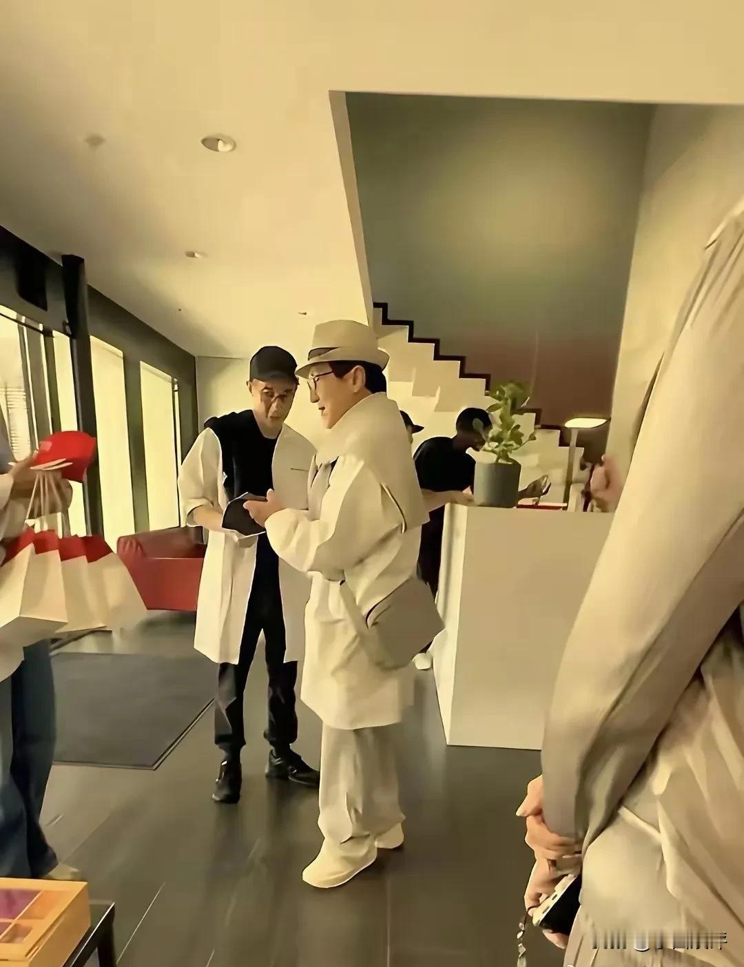 成龙和儿子房祖名在瑞士被偶遇，房祖名退圈后，很久没见过父子同框了！他们最近被网友