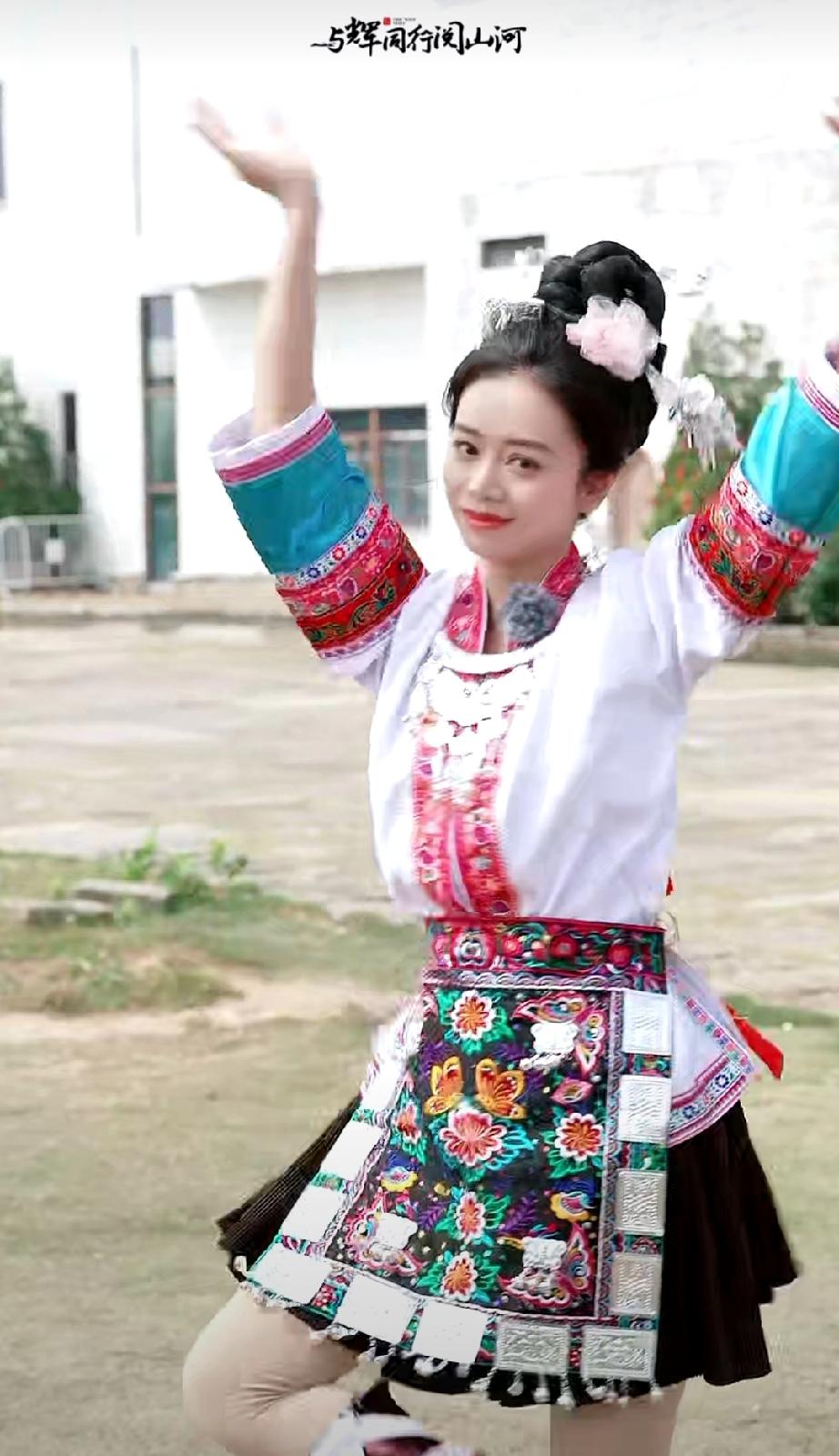 惊艳！小贝真是多才多艺的女孩子，什么样的舞蹈都能跳的那么好看！ 经过两天布置的现