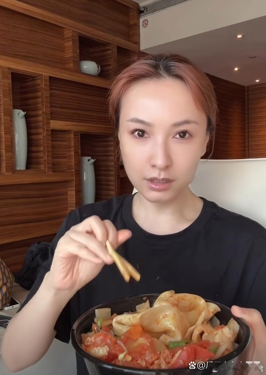 吴昕的脸怎么了吴昕的脸怪怪的￼你觉得呢？ ​​​