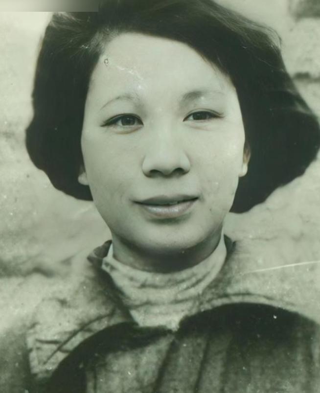 1949年，渣滓洞大屠杀中，盛国玉在枪响前倒地装死，不久，特务进来补枪，还用枪托