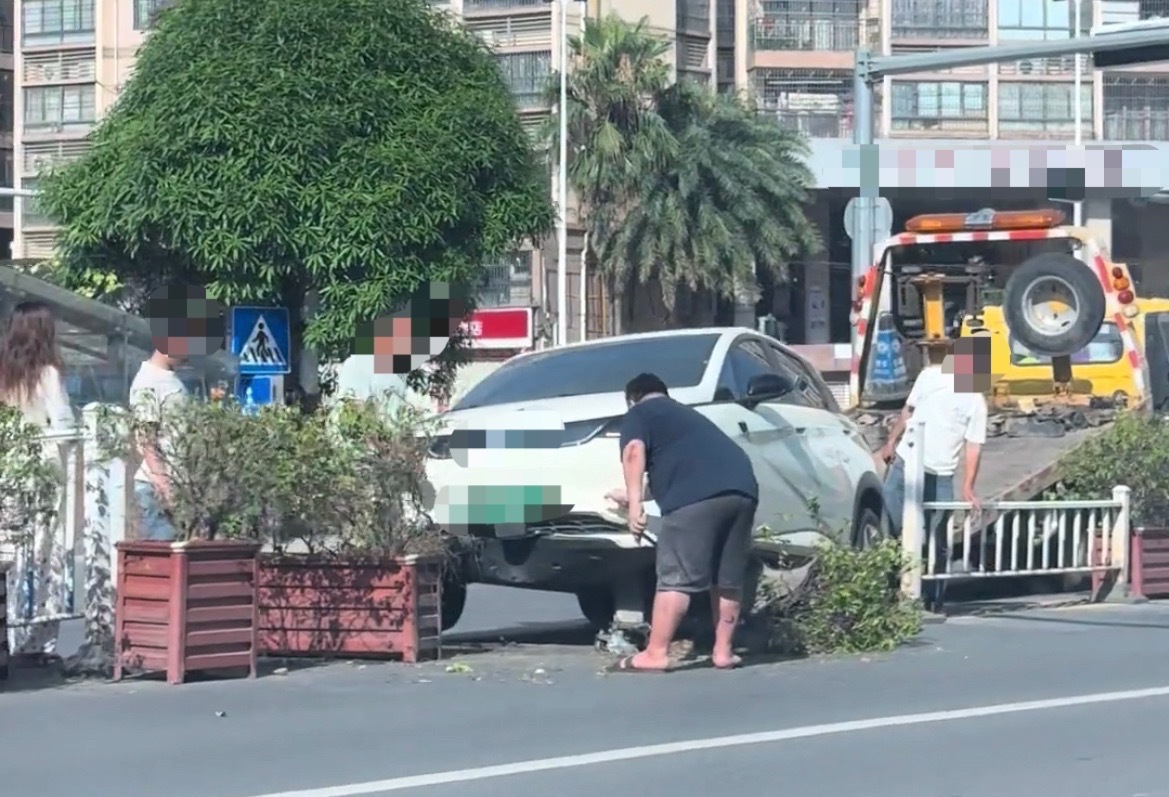 【玉林博白新能源小车撞到厢式绿化带】5月29日，网友爆料称：玉林市博白一辆新能源