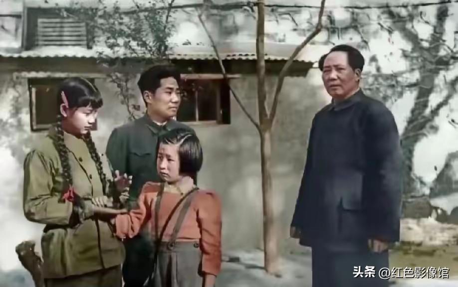 1950年这张老照片留存着阖家温情，刘思齐、李敏亲昵相伴，毛岸英铭记父亲叮嘱，怀