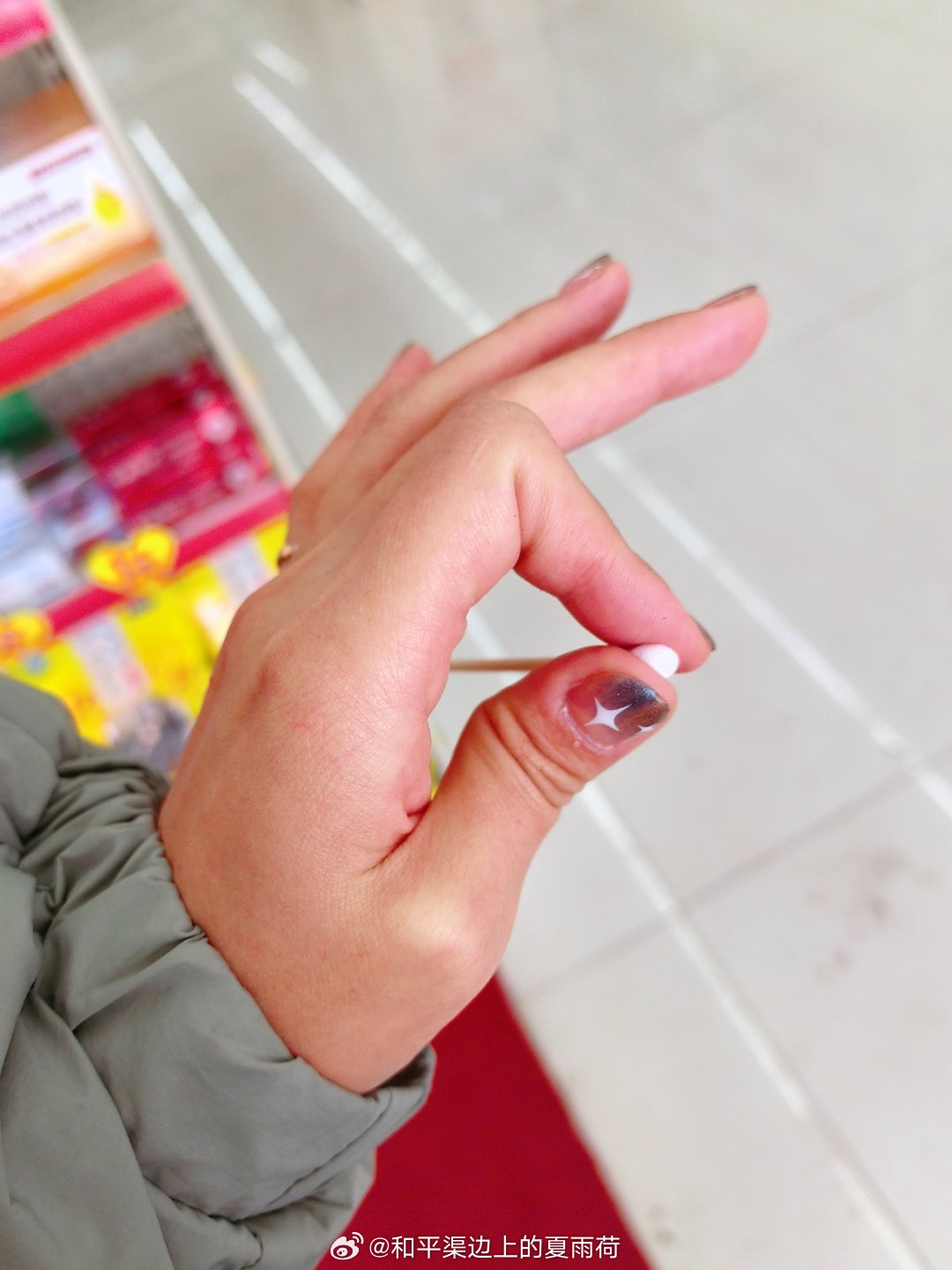 嗨呀，说耳鸣么有点肾虚可能，我偷偷的想的买点六味地黄丸吃一哈，结果美团把药还送错