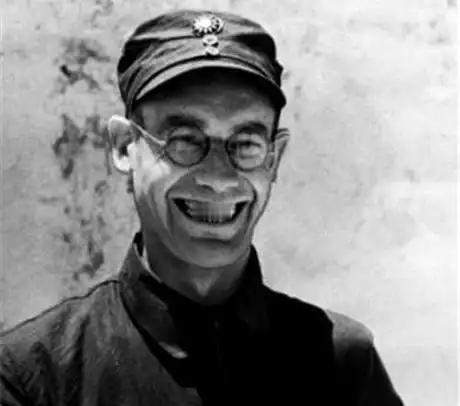 1939年，李德登上飞机离开延安，机场上，中国妻子李丽莲赶来，想跟他一起走，却因