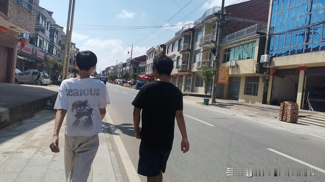 湖北一小镇，两名初二学生街上不期而遇，两天后就要开学，迎来紧张的初三。