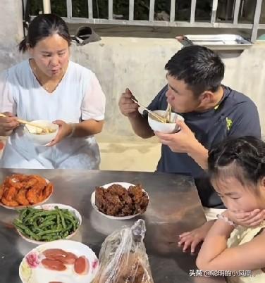 小故事！
    半熟 为了带着几个孩去郑州，下了血本买猪蹄肉又买了虾，还做的排