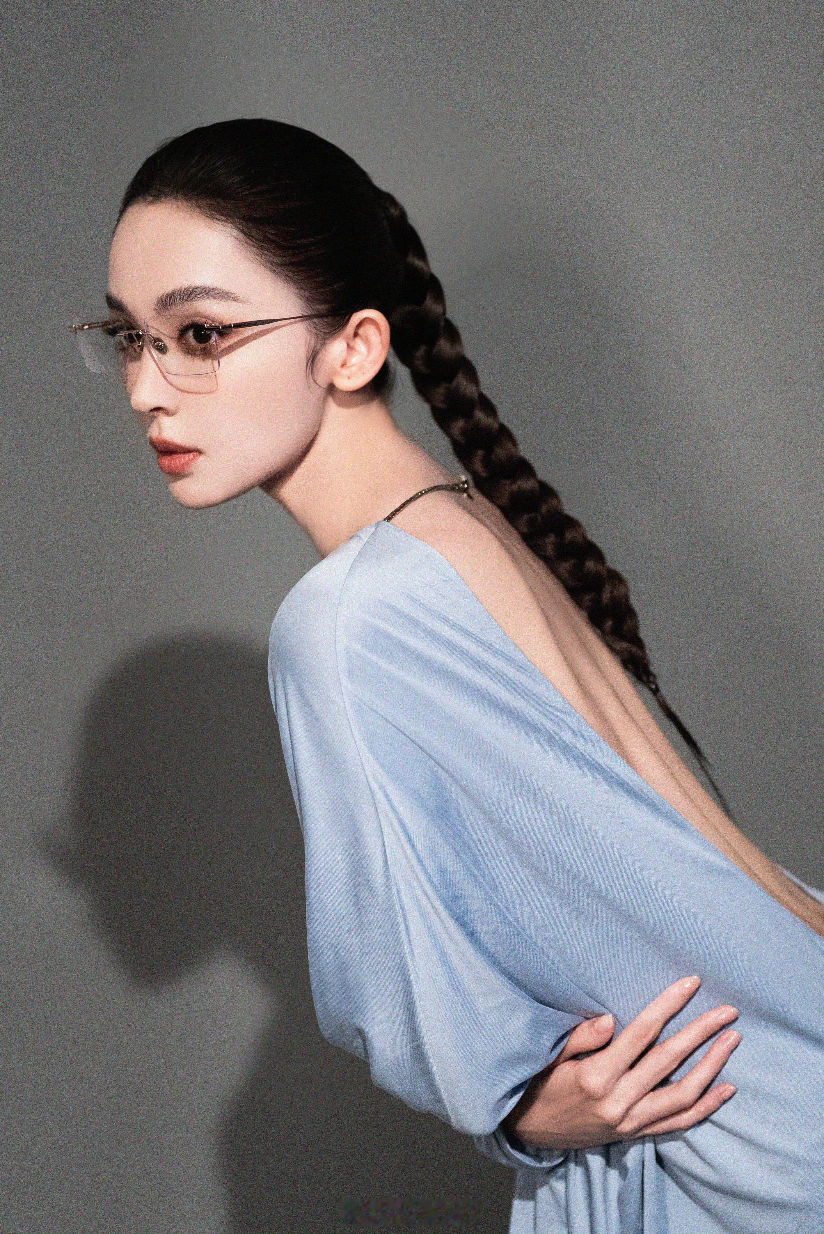 娜扎的背部线条好优越啊...脸和身材都无敌，姐姐私底下肯定很自律对自己负责也对合