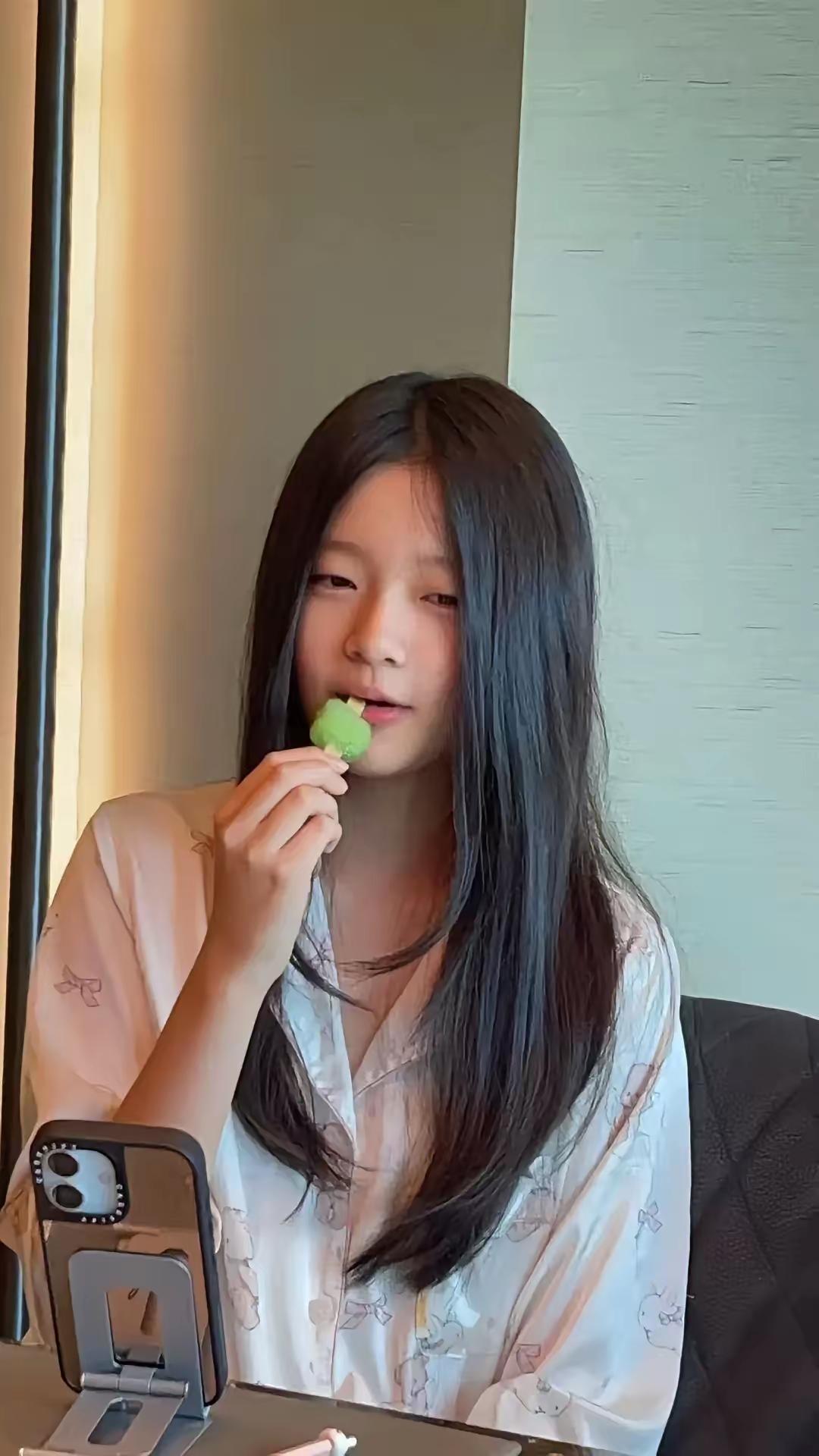 小玥儿的正脸照一出来，好多人都在说这孩子长得真精致。
 
眼睛像极了爸爸汪小菲，