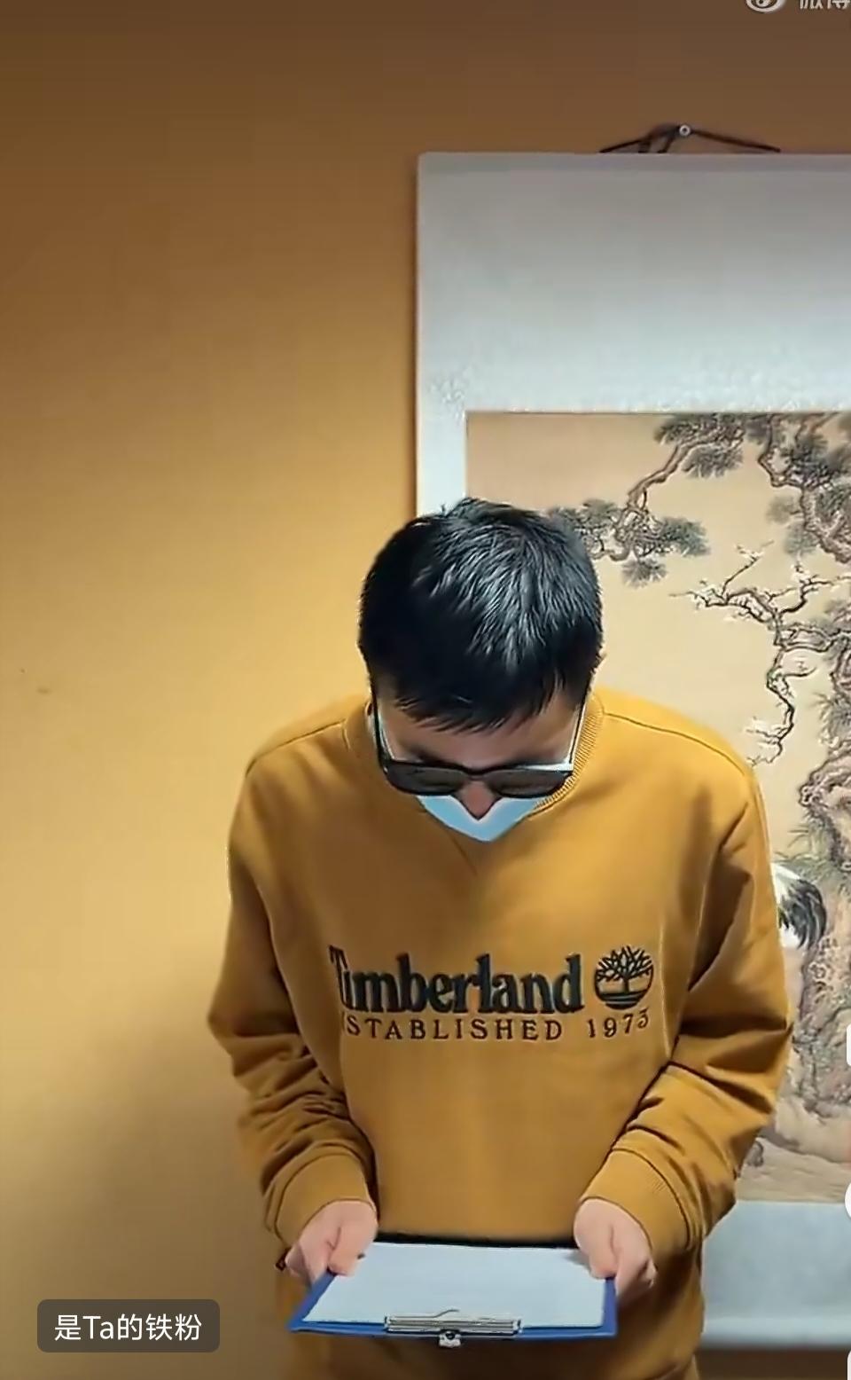 中国留学生在俄罗斯的课堂上身披旭日旗。
被课堂上的人发到网上后，他出来道歉说，这