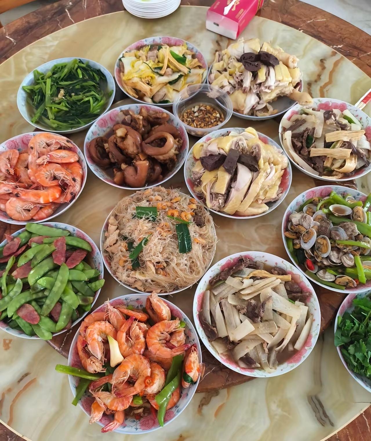 问了十几个人了，有人说这是广东菜，又有人说是广西菜，还有人说是福建菜，那么这到底