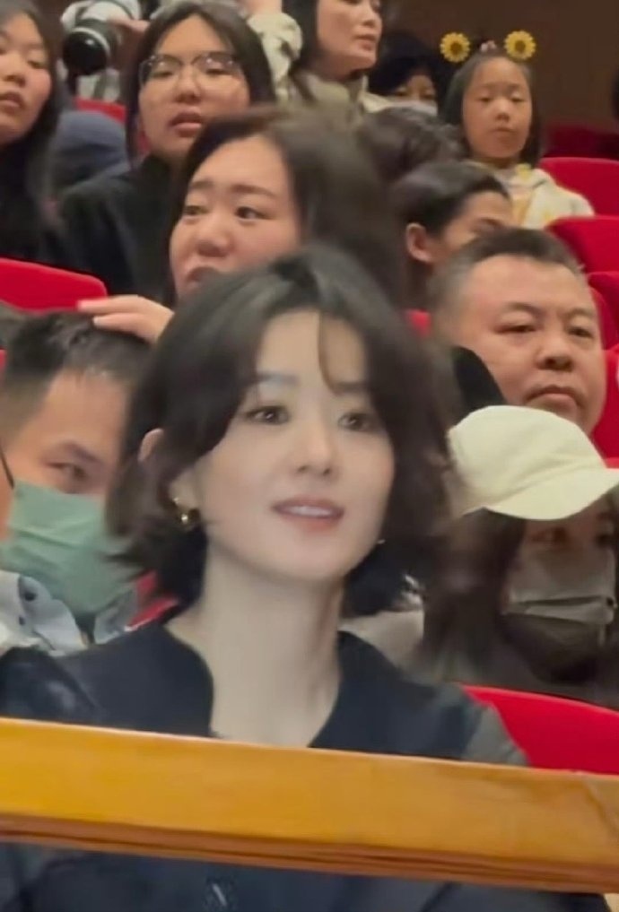 赵丽颖现身向阳花首映礼现场赵丽颖向阳花首映礼状态 赵丽颖现身向阳花首映礼现场，是