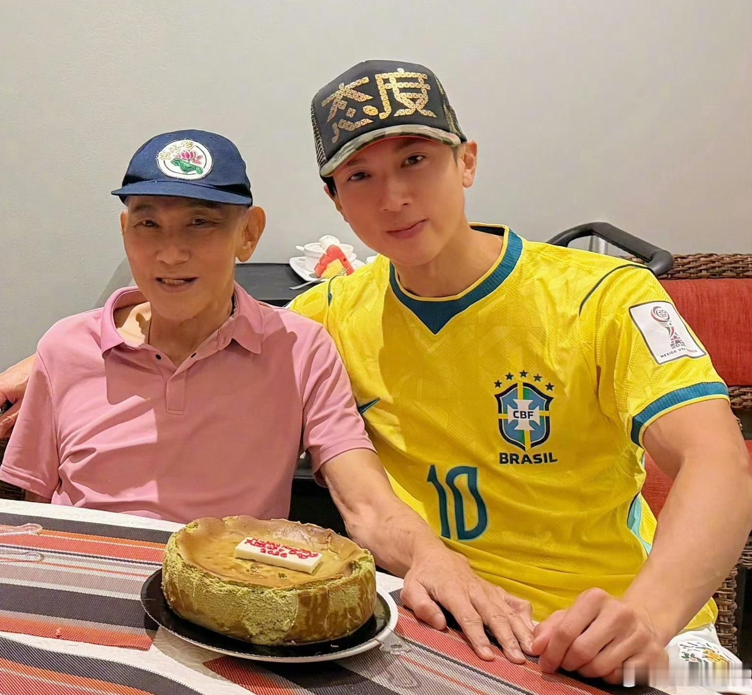 吴尊为爸爸庆祝80大寿吴尊爸爸80岁状态 吴尊爸爸80岁状态 
