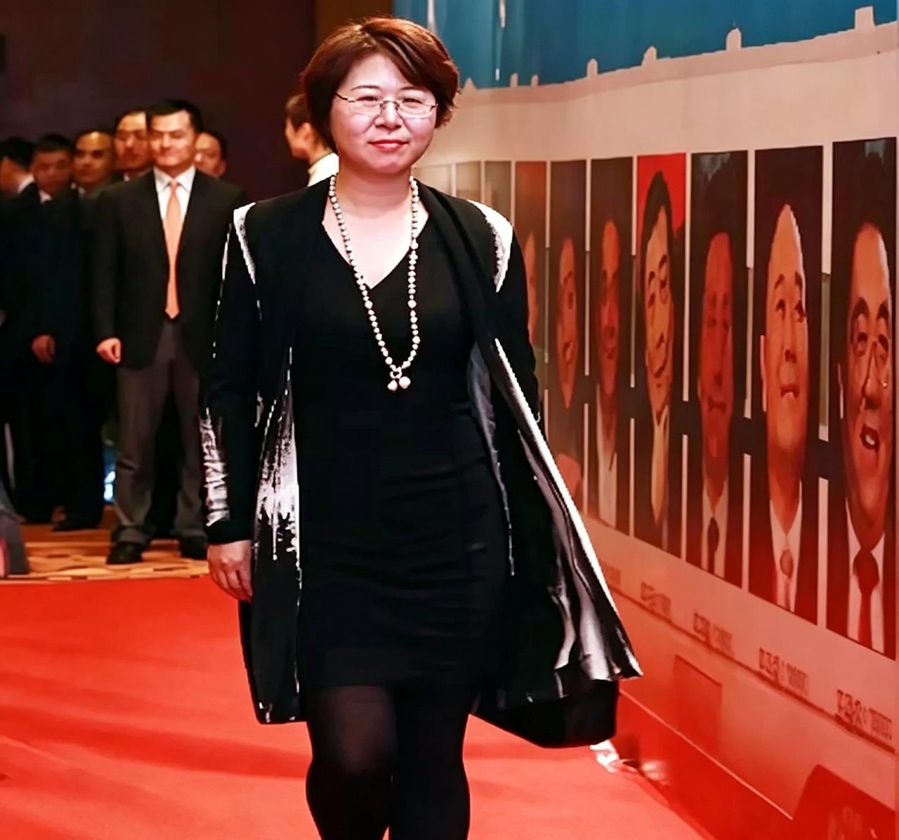 看莫言女儿管笑笑走红毯，真没明星那花哨劲儿。黑裙配珍珠，戴着眼镜，一看就是做学问