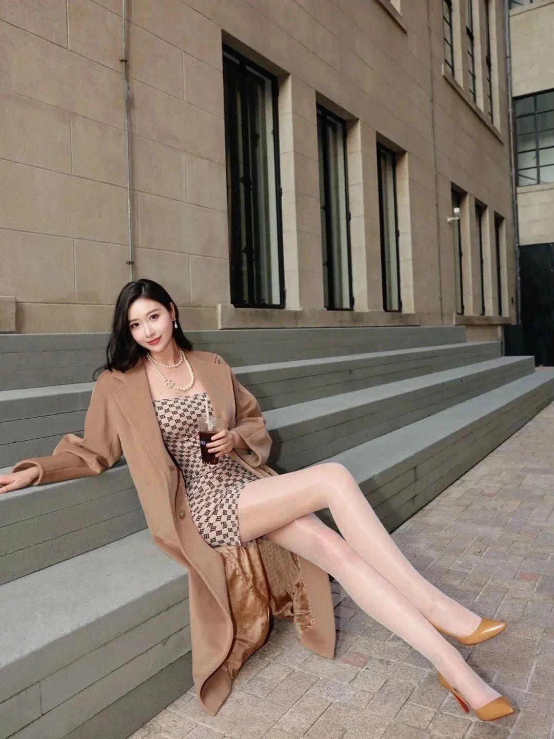 都市御姐风
焦糖色大衣与棋盘格的碰撞，是秋日里最温柔的飒。
一杯冰美式，一身松弛