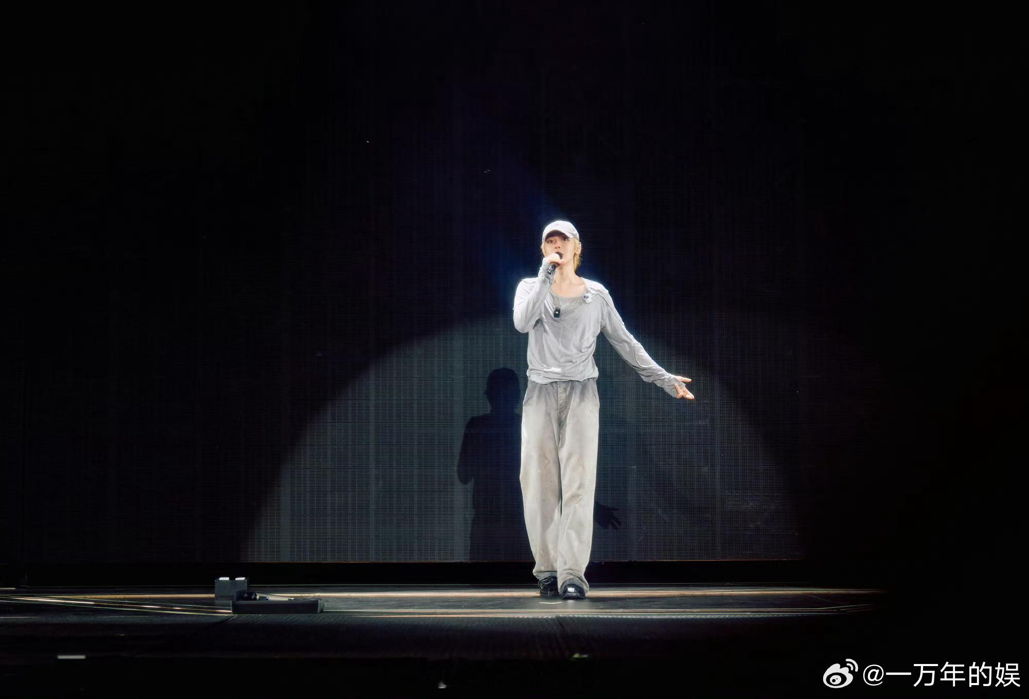 侯明昊饭撒直接怼脸上了少年温柔氛围感拉满，直面镜头近距离饭撒，从容舒展的状态十分
